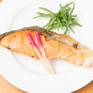 しめ鯖￥980								
ポキ￥980								
おまかせ３点刺し盛￥1,280								
おまかせ５点刺し盛￥1,980																
鯖みそ￥580								
紅鮭の塩焼き￥580	
							
