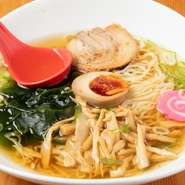 あっさり醤油らーめん￥880								
豚骨らーめん￥880								
豚骨醤油らーめん￥880								
特製 旨 塩らーめん￥880	
							