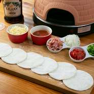 オランダでは常識のパーティーメニュー！卓上でオリジナルのピザを創れ、子供から大人まで夢中で楽しめる
焼きたてピザを味わってみませんか！