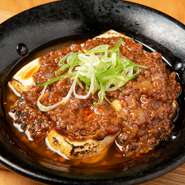 ふんわり柔らかなお豆腐を使ったアツアツ、グツグツの麻婆豆腐！甘味の中にピリリッと辛味のある一品です。