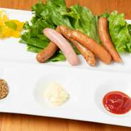 中華三種盛(メンマ・チャーシュー・煮卵)￥680							
焼き麻婆豆腐￥680							
ソーセージ盛り合わせ（６本)￥980								
チーズ盛り合わせ（３種３切れ)￥580							
揚げ赤ウインナー（５本）￥380	
							