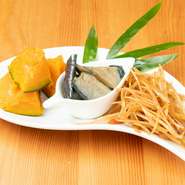 フライドポテト（ディップソース添え）
勝手におばんざい(1回のみ)							
肉じゃが							
金平							
炙りチャーシュー							
三種盛(メンマ・チャーシュー・煮卵)
オニオンリング			