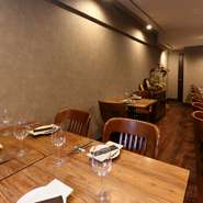 直線が美しいテーブルに合わせた丸みのある椅子。落ち着いた色調の壁に無垢材の床やアンティークのチャーチドアなど、その対比はスタイリッシュでいて温かみのある雰囲気。こぼれる日の光が寛ぎの空間を演出します。