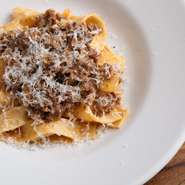 和牛すね肉と山形豚のバラ肉を使ったボロニェーゼは肉々しさを感じるパスタ。脂の甘みを活かし赤ワインやトマトソースも控えめにした大人の味。また、好みに合わせて味を調整してくれます。