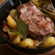 染み出す旨みたっぷりの黒豚の脂をじっくり熟成した濃厚なじゃがいもに吸わせたローストは、豪快に焼き上げたもの。火の通し方でコンストラストを付け、ハーブと塩胡椒で肉本来のおいしさを味わえます。