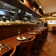 食事も雰囲気もゆっくり味わって欲しいとの思いから、ランチも時間制限はありません。そのため昼間から寛いでお酒を楽しむ人も。心地よいサービスは訪れた人が笑顔になる時間を過ごせます。