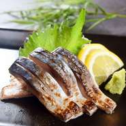 〆鯖をガリと紫蘇でさらに美味しく！薬味と共にお召し上がりください！