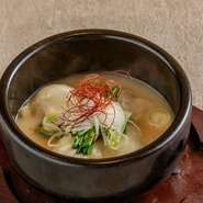 ニラの旨味と鶏ガラ&豚骨のスープで炊き上げる焼き餃子を超える美味しさ！