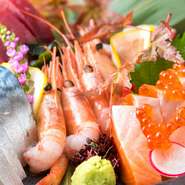 刺身はもちろん、煮たり焼いたり、さまざまな料理の味を決めるのはやはり素材の力。道内の魚が流通する札幌市場で、どこで獲れたかをしっかり確認し、納得したものだけを仕入れています。