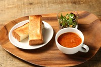 Choose your favorite soup from three options:Minestrone, Corn Soup, or Clam Chowder.
スーププレートのスープは、ミネストローネ、コーンスープ、クラムチャウダーの3種からお好きなスープを選んでいただけます