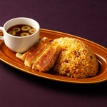 A classic salt-seasoned fried rice enriched with roasted pork, served with gyoza.Includes a daily side of soup or salad.
焼豚のコクを生かしながら、さっぱりとした塩味に仕上げたベーシックな焼飯と餃子。