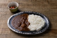 A rich and deeply flavorful curry made with tender beef, savory saut?ed onions, and a touch of sweetness from mango and dates.牛肉の旨みに、炒め玉ねぎのコクと甘味を加えたコク深い味わいのビーフカレー。