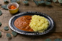 A flavorful butter chicken curry blended with traditional Indian spices.
伝統的なインドのスパイスをブレンドした風味豊かなバターチキンカレー。季節の小鉢付。※小鉢は写真内容と異なる場合がございます。