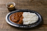 A hearty vegetable curry made with six kinds of vegetables, including chunky pumpkin and “Shirohana” white beans.食べごたえのある大きくカットしたかぼちゃや白花豆など6種の野菜が入ったベジタブルカレー