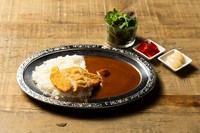 Crispy breaded pork cutlet served over rice with rich Japanese curry sauce.
サクサクの衣で揚げた豚カツを、濃厚な日本風カレーソースとともにご飯にのせた一皿です。