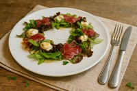 A luxurious salad of prosciutto and mozzarella.
Honey and balsamic create a perfect harmony of flavors.
生ハムとモッツァレラチーズのサラダ。蜂蜜&バルサミコドレッシング