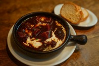 Rich beef stew, slow-simmered to perfection.Tender beef and a deeply flavorful sauce come together in every bite.
じっくり煮込んだビーフシチュー。やわらかく仕上げた牛肉とソースの旨味が広がります。