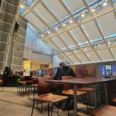 開放的なテラス空間で雨の日でもお食事いただけます。