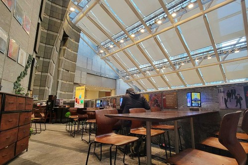 開放的なテラス空間で雨の日でもお食事いただけます。