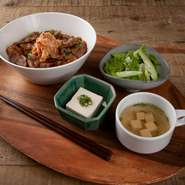 香焦豚丼マヨキムチ添え