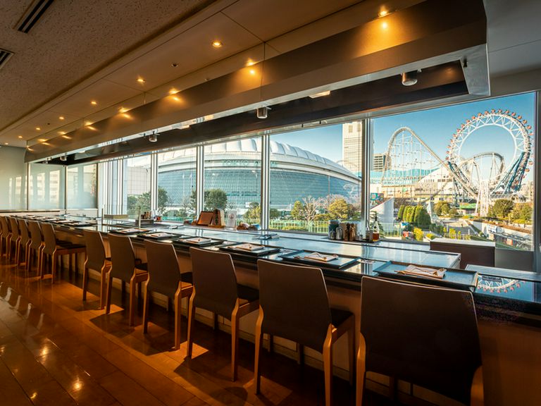 昼も夜も美しい、東京ドームと遊園地のパノラマビュー