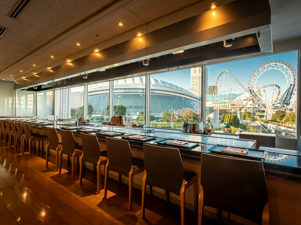 昼も夜も美しい、東京ドームと遊園地のパノラマビュー