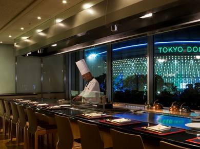 夜景とカウンター席で（鉄板焼カウンター）