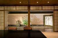 和室・個室のご予約は1室4名様から承ります。
ダイニングの逸品料理、鉄板焼「祇園」、天婦羅「嵯峨野」、寿司「清水」のお料理は個室でのご用意はございません。個室料を別途頂戴いたします。