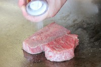 前菜
本日の逸品
おすすめサラダ
本日の鮮魚
A5等級黒毛和牛ステーキ　
サーロイン100g 又はフィレ80ｇ
野菜焼き
ガーリックライス 又は 梅じゃこ御飯
香物　味噌椀
鉄板焼のスペシャルデザート　
コーヒー又は紅茶