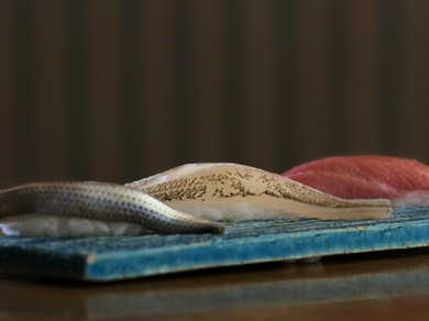 厳選のネタで熟練職人が握る、江戸前寿司