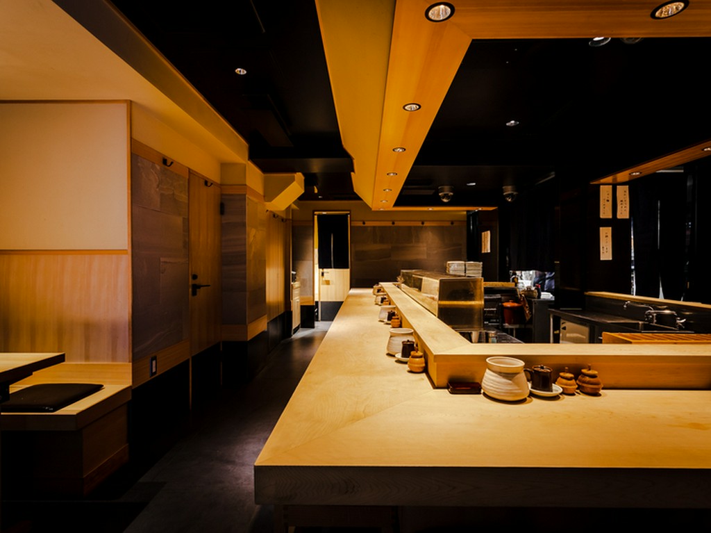 カウンター席でしっとりと、贅沢なひとときを満喫