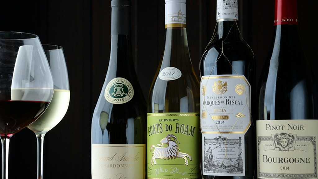 ソムリエが厳選するワインや日本酒が、豊富にラインナップ