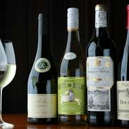 ソムリエが厳選するワインや日本酒が、豊富にラインナップ