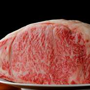 ジューシーなサーロインや柔らかな食感のフィレ肉にはA4ランクの黒毛和牛を使用。神戸牛も用意されていて、肉の目利きには定評があります。素材を引き立てるみりんや酒、醤油などの調味料にもこだわっているそう。