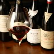 オーナーソムリエの堀氏が、料理とワイン、互いに香りや味を高められる組み合わせがすばらしいマリアージュを提案。通常はボトル売りしかされないようなワインを、気軽にグラスで味わえるのもうれしいポイントです。