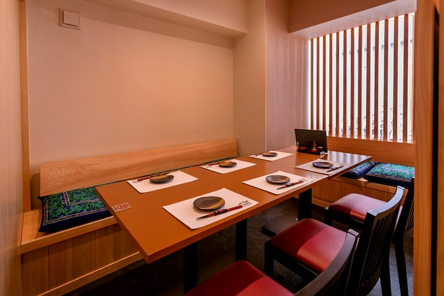 接待や会食、家族の集まりなど多彩なシーンに向く個室を完備