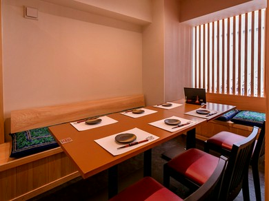 接待や会食、家族の集まりなど多彩なシーンに向く個室を完備