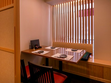 温かみのあるアットホームな店内でくつろぐ