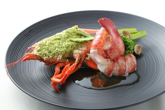 魚料理『カナダ産活オマール海老と鮮魚のフリカッセ　ブイヤベース仕立て　ソースクレームドオマール』