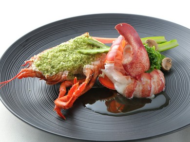 魚料理『カナダ産活オマール海老と鮮魚のフリカッセ　ブイヤベース仕立て　ソースクレームドオマール』