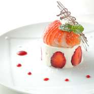 誕生日や記念日、お祝いの日などは、特別な人と特別な時間を過ごしたいもの。そんな大切な日を彩ってくれるような、美しいデザート。記憶に残る一日の締めくくりにふさわしいスペシャリテです。