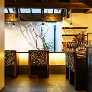 空間設計は“関谷昌人建築設計アトリエ”によるもの。画家制作の版画作品「KUSAMURA」とデザイナーが手がけるウォルナットの家具が、重厚で洗練された雰囲気を醸し出します。