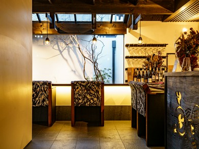 重厚で洗練された雰囲気を醸し出すアーティスティックな店内