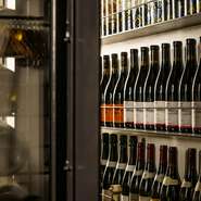 フランスブルゴーニュ地方のワインを中心に、熟成した飲み頃のワインを常時300本ほど取り揃えています。普段なかなか味わえない高級なワインもグラスで提供しているので、この機会に堪能してみては。