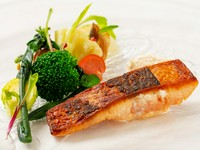 ピノノワールのオーソドックスなお料理を
提供しています。
ボリュームも他のコースと変わり無く
満足して楽しんで頂けるコースです。

お電話での受け付けです
別途サービス料