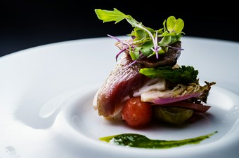 季節の野菜をふんだんに取り入れた『前菜』がコース料理のはじまりを彩る