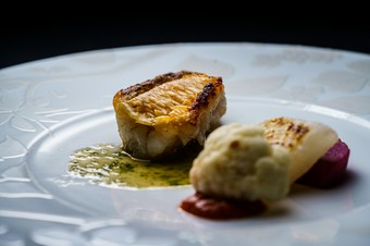 皮目をパリッと、身はふっくらと焼きあげた旬魚の芳醇な味わいに心ときめく『魚料理』