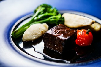『ホホ肉の赤ワイン煮込み』はワインとのマリアージュも楽しめる料理人渾身の一皿
