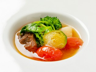 奈良県内で採れる新鮮野菜やフランスから取り寄せる本場の食材