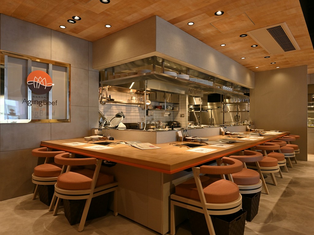 料理人たちの姿を目の前で楽しめるカウンター